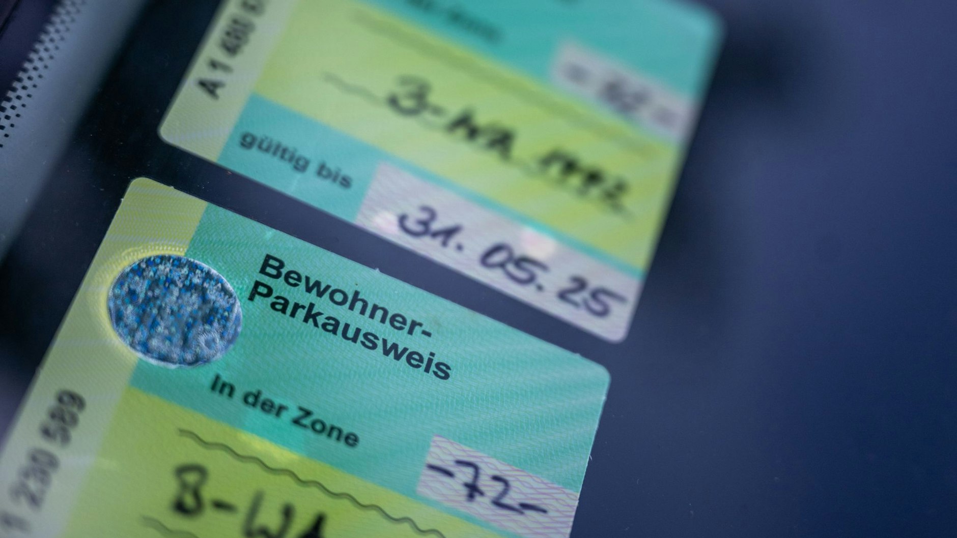Alle zwei Jahre 20,40 Euro: Mit dem Bewohner-Parkausweis kann man in Berlin sein Auto recht günstig vor der Tür abstellen.