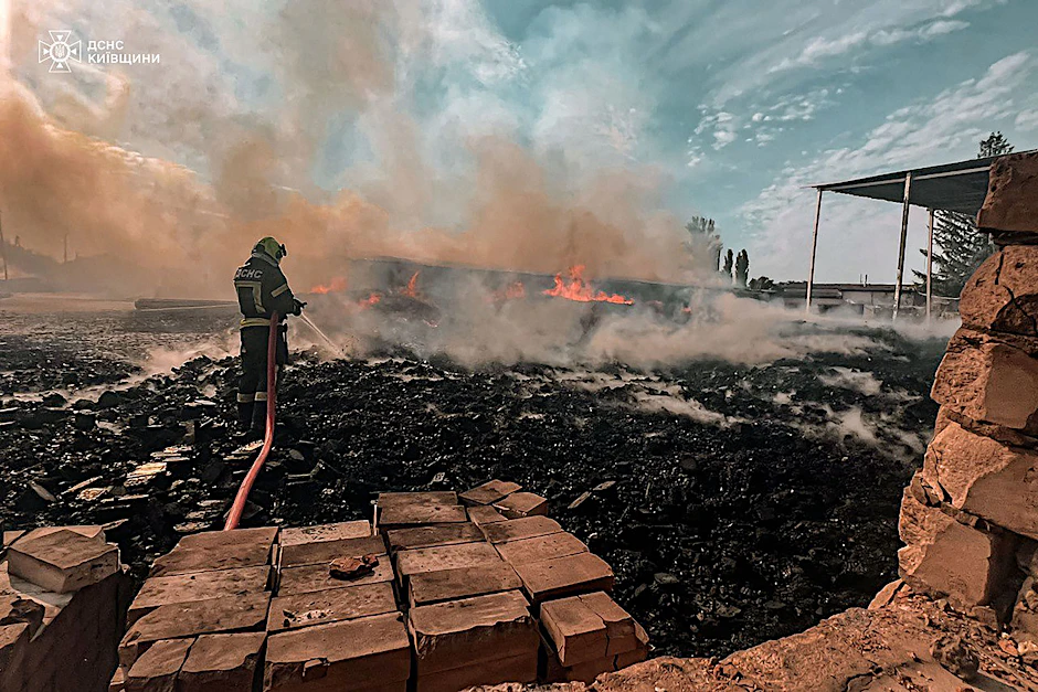 Feuer in einem Randgebiet von Kiew nach einem russischen Angriff.