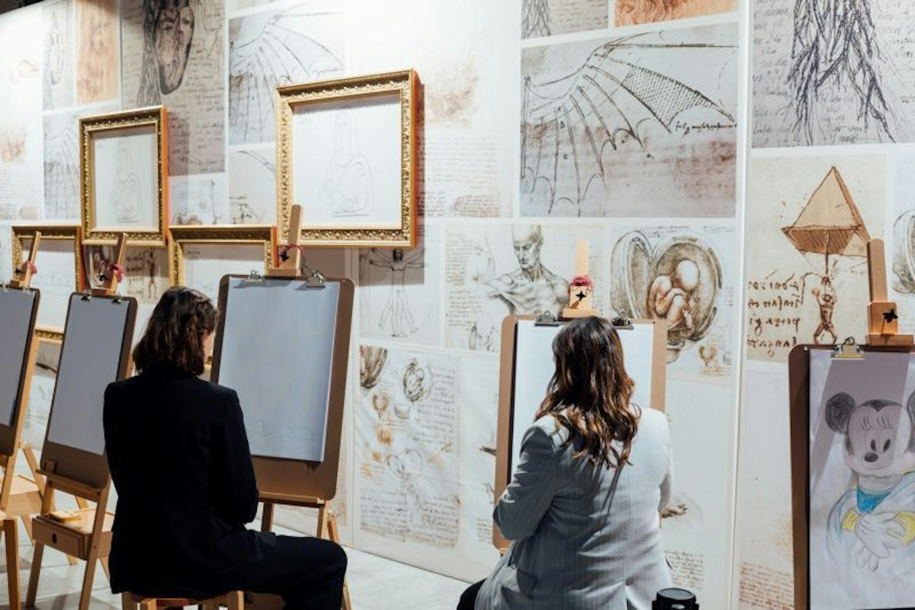 <strong>DER KREATIVE RAUM:</strong> In diesem interaktiven Raum können die Besucher kreativ werden und das Letzte Abendmahl selbst zeichnen. Ein spezieller Bereich für Kinder bietet eine spielerische, kinderfreundliche Umgebung.