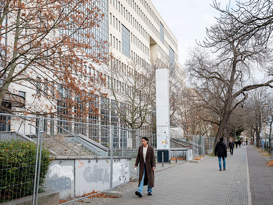 Das Bürogebäude  zwischen Südstern und Hermannplatz an der Straße Hasenheide wird zu einer Geflüchtetenunterkunft umgebaut.