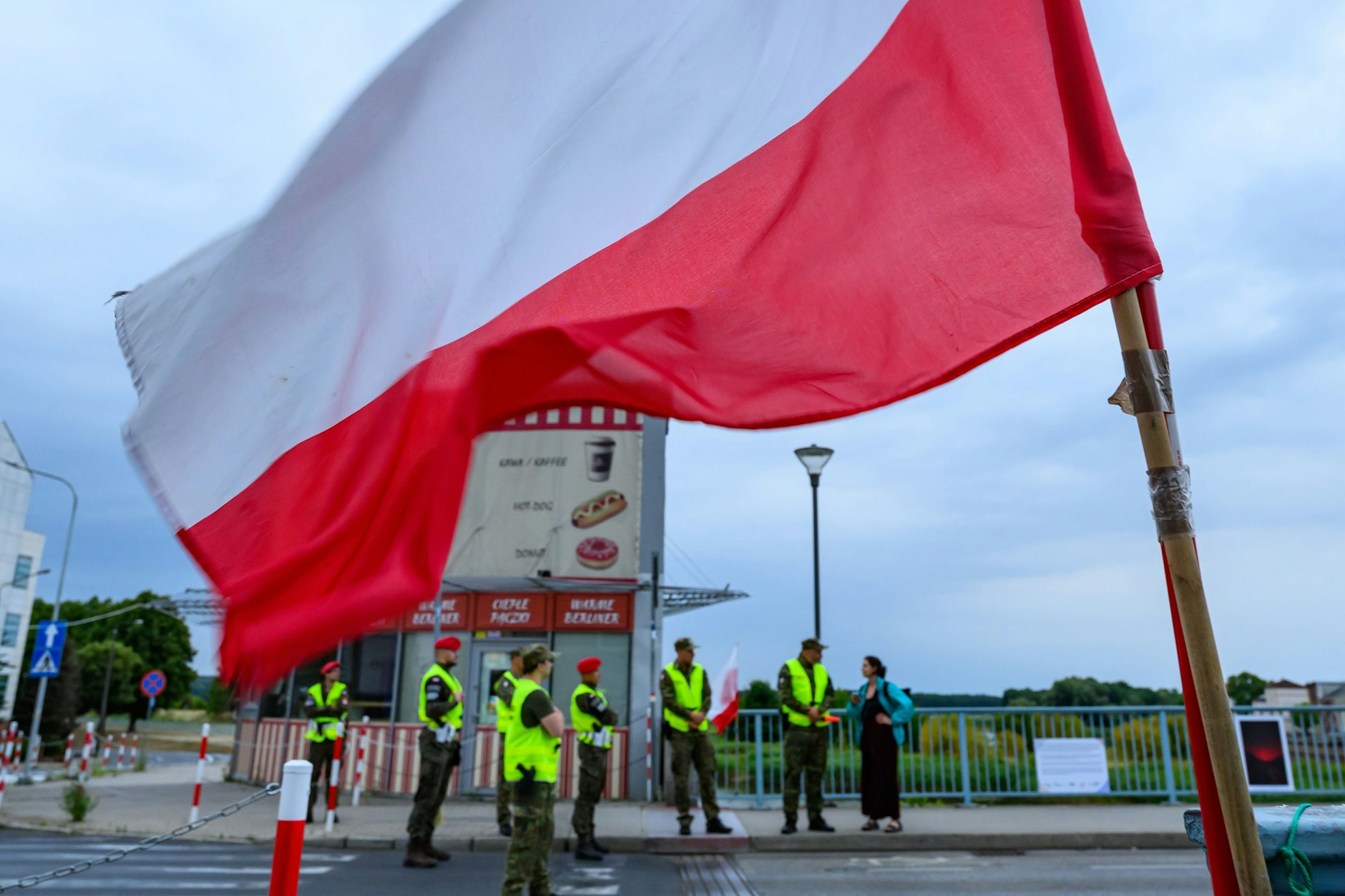 Polnische Grenzschützer stehen am Grenzübergang Stadtbrücke zwischen Frankfurt (Oder) in Brandenburg und dem polnischen Słubice.