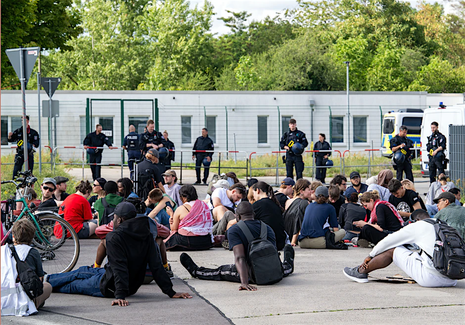 Teilnehmer einer Demonstration gegen das geplante Abschiebezentrum am Flughafen BER.