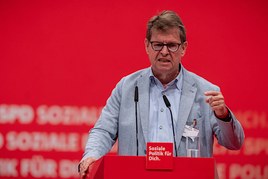 Ralf Stegner spricht beim SPD-Bundesparteitag. Auf dem Parteitag will die SPD ein neues Präsidium und einen neuen Parteivorstand wählen.