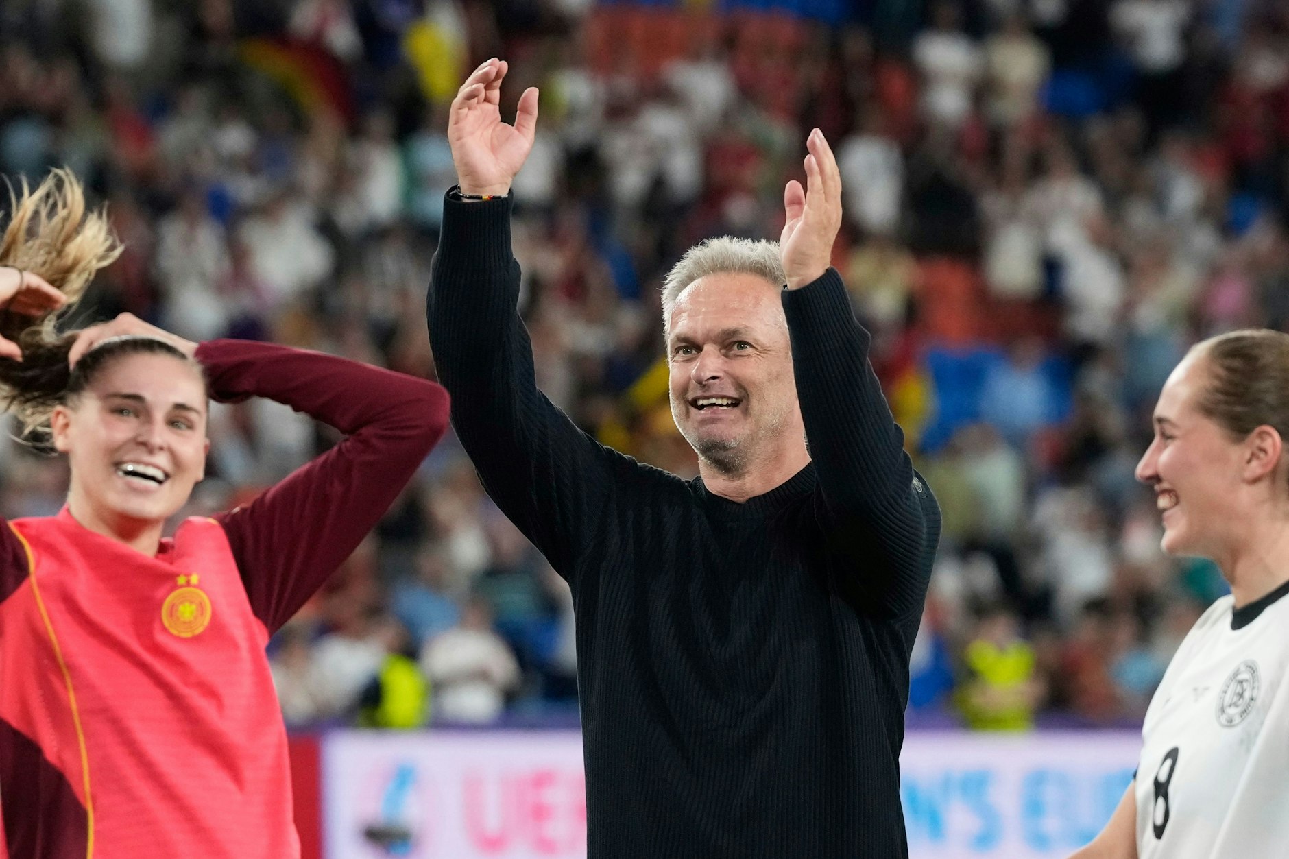 Bundestrainer Christian Wück (M.) freute sich mit Jule Brand (l.) und Sydney Lohmann (r.) über den Viertelfinalsieg der DFB-Frauen gegen Frankreich.