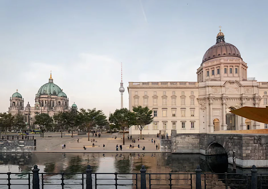 Die neue Schlossfreiheit: Der Bau der Freitreppen zum Spreekanal beginnt. Könnte schön werden. Rechts angedeutet die Einheitswippe, deren Fertigstellung unklar ist.