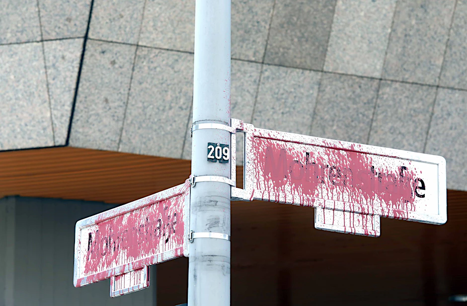 Nach dem BVV-Beschluss vom August 2020 griffen die Sieger zur Spraydose. Nun wird der Vollzug amtlich umgesetzt.