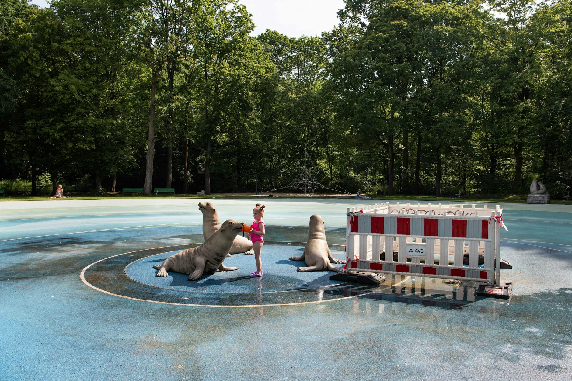Lilly (4) mit ihrem Buddeleimer im Zentrum des Wasserspielplatzes in Treptow