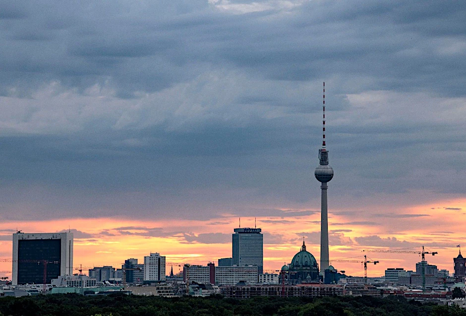 Dunkle Wolken über Berlin – ein symbolträchtiges Bild für die sich zuspitzende Wohnungsnot in der Hauptstadt. Im bundesweiten Vergleich liegt Berlin bei den Baugenehmigungen inzwischen auf dem letzten Platz.