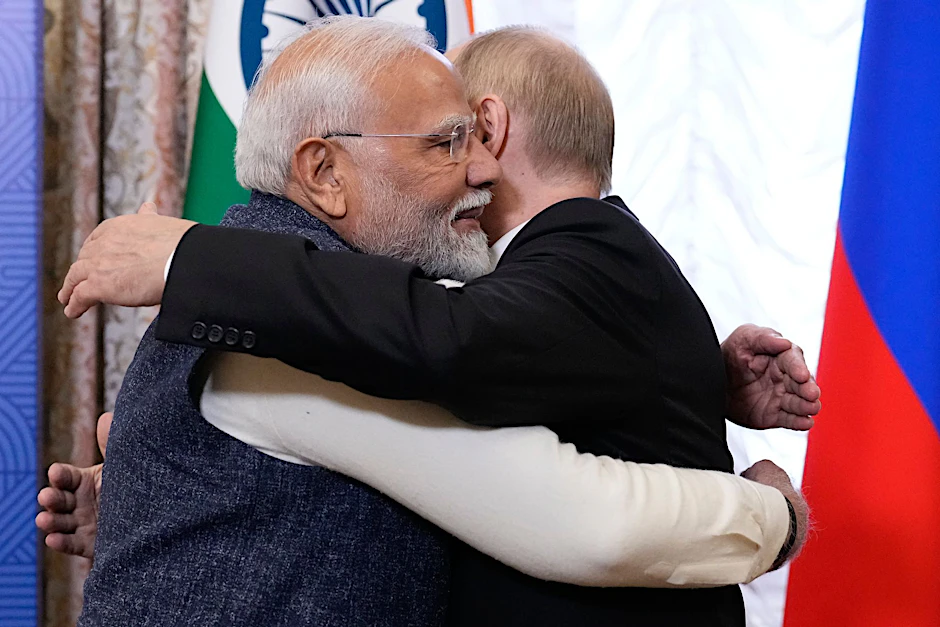 Kreml-Chef Wladimir Putin umarmt den indischen Premierminister Narendra Modi während ihres Treffens am Rande des Brics-Gipfels in Kasan. (Symbolbild)