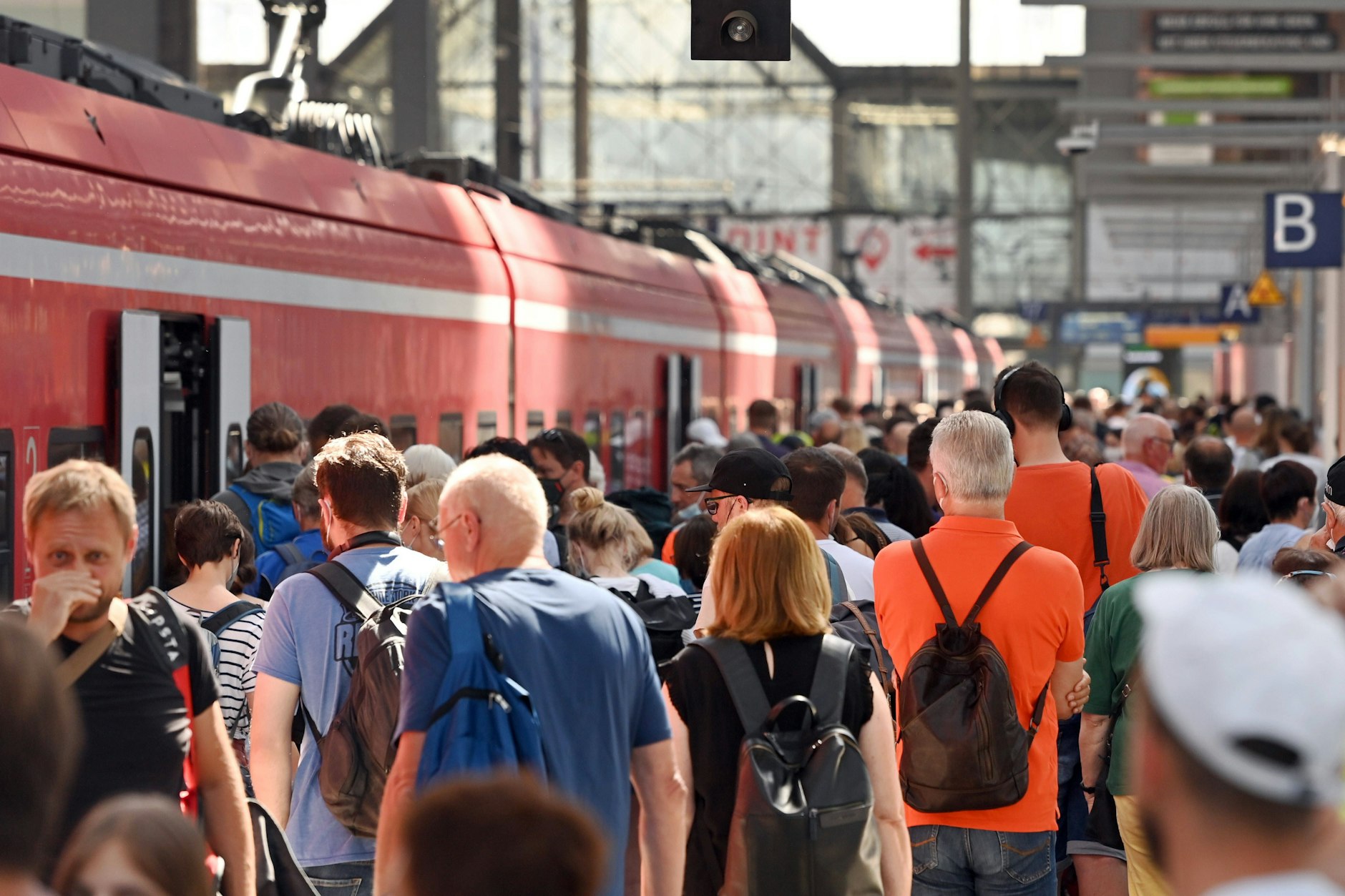 Nicht nur ein Phänomen des 9-Euro-Tickets zu Corona-Zeiten: Überfüllte Züge sind ein dauerhaftes Problem.