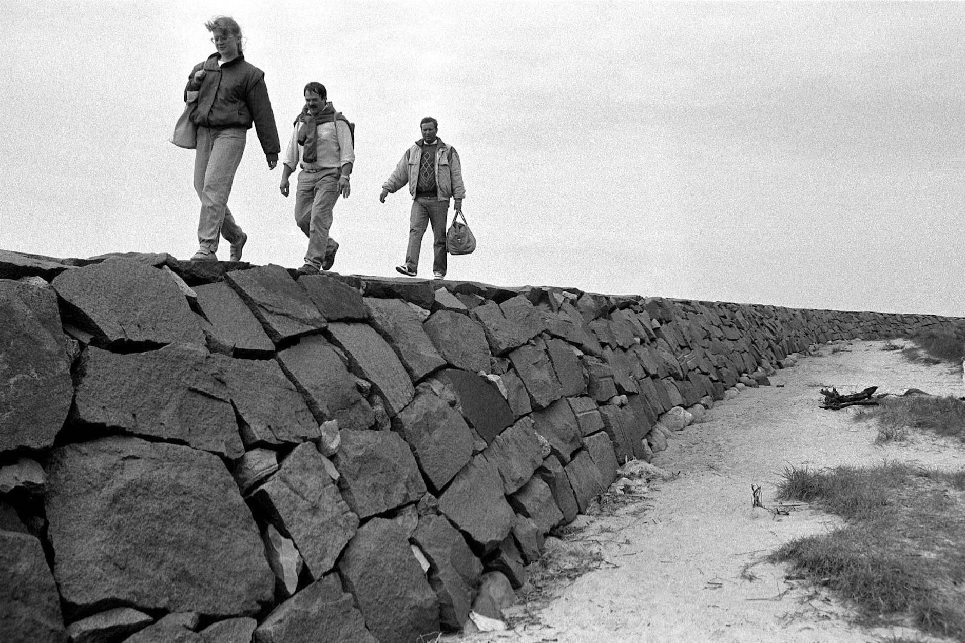 Auf der Insel Hiddensee am Strand bei Kloster im August 1988