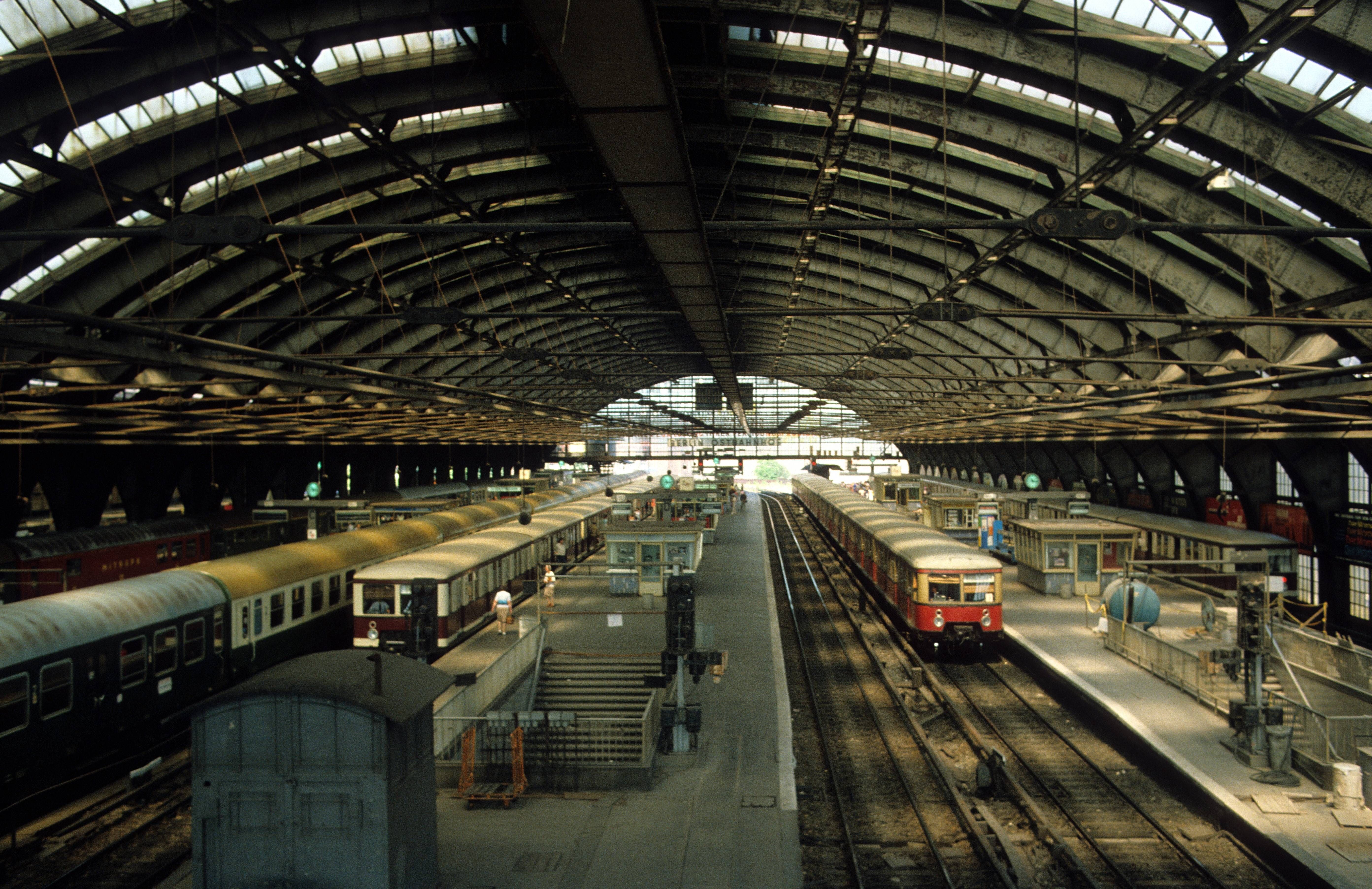 Deutsche Bahn kündigt nächsten Halt an: „Willkommen im Hauptbahnhof der DDR“