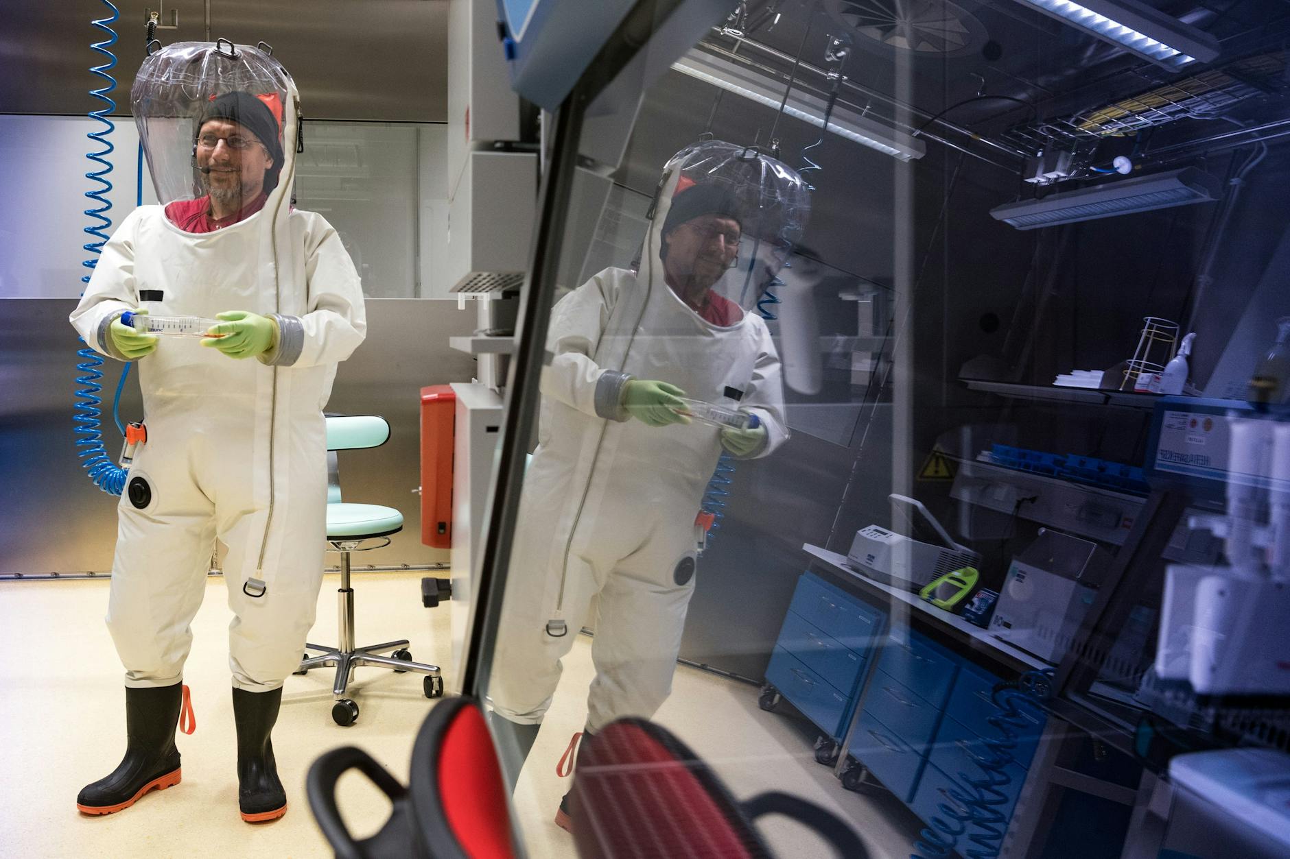 Ein Labormitarbeiter im S4-Labor am Standort Seestraße des Robert-Koch-Instituts (RKI) in einem Schutzanzug.