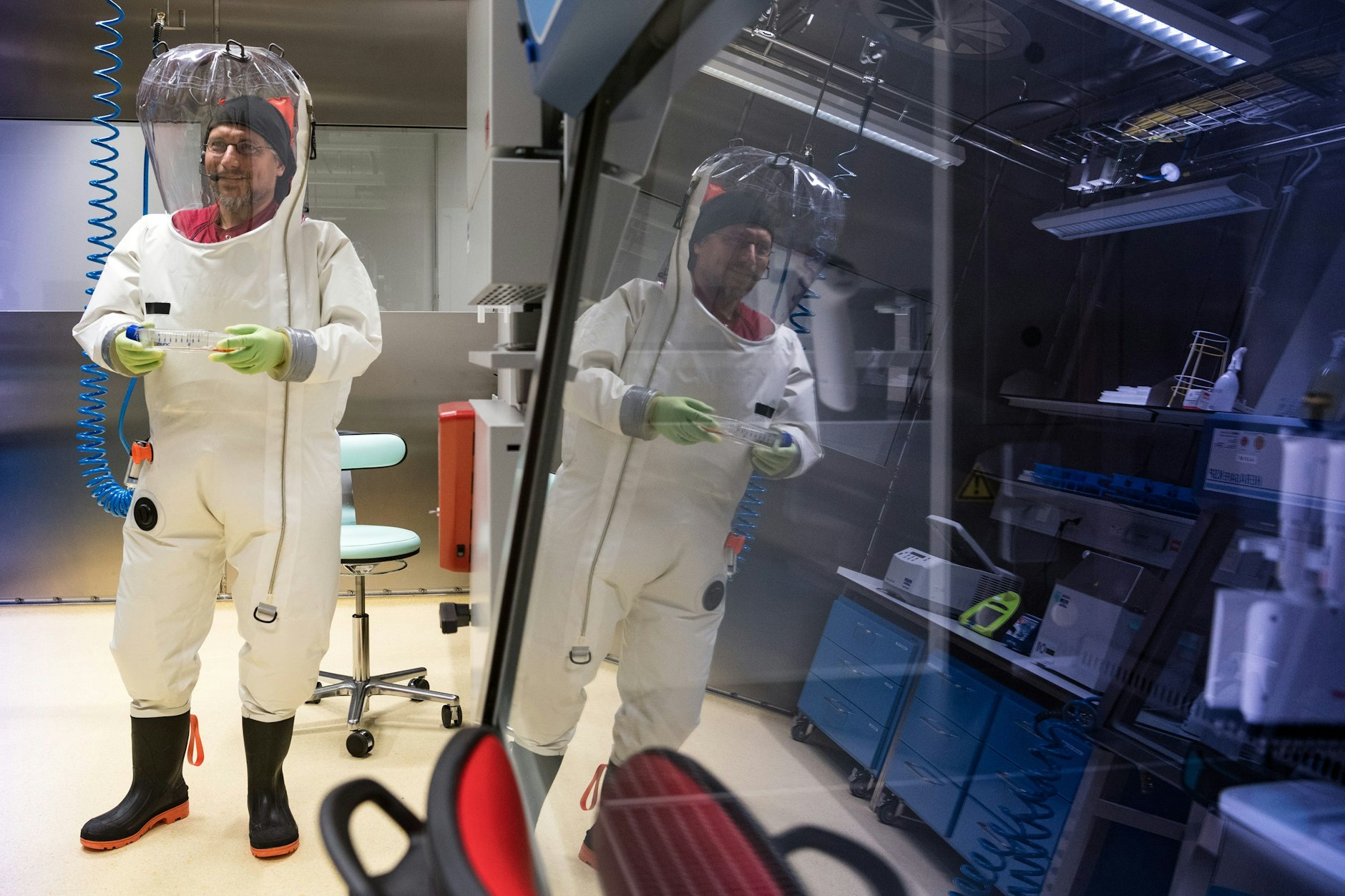 Ein Labormitarbeiter im S4-Labor am Standort Seestraße des Robert-Koch-Instituts (RKI) in einem Schutzanzug.