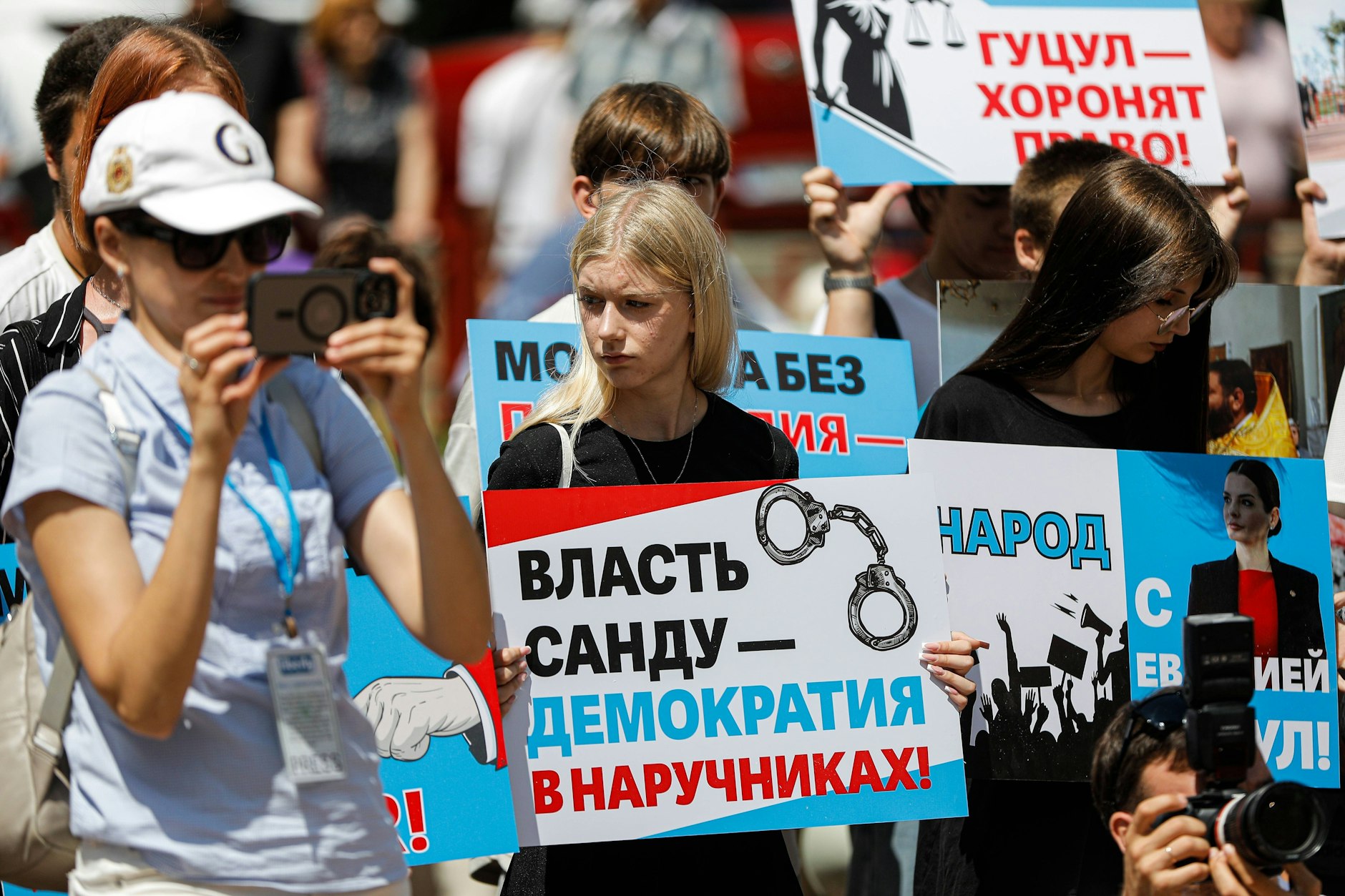 Demonstration gegen die prowestliche moldauische Präsidenten Maia Sandu: Mitglieder der gagausischen Minderheit fordern in der Hauptstadt Kischinew die Freilassung einer gagausischen Politikerin.