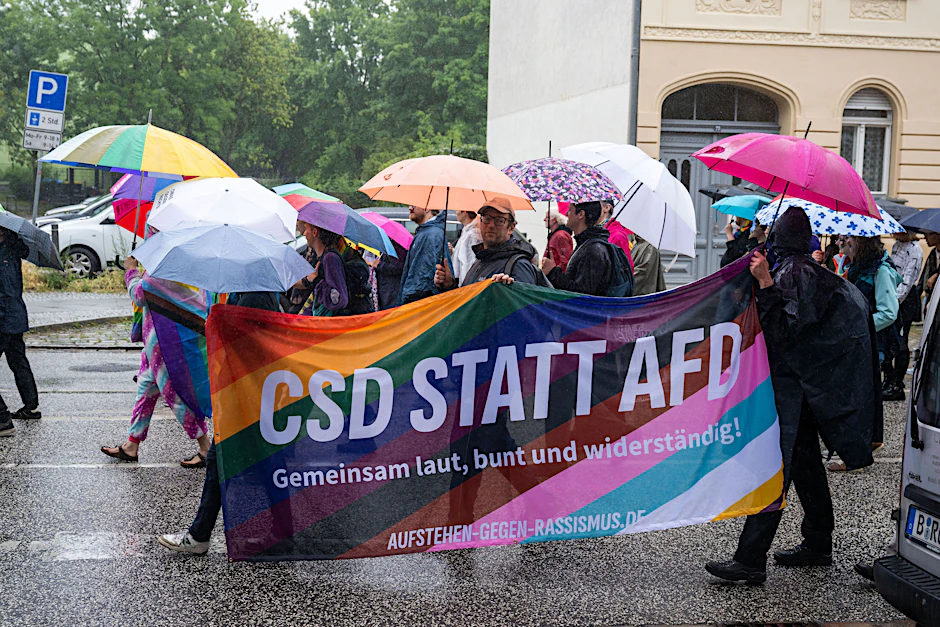 Teilnehmer des CSD in Bernau tragen ein Transparent mit der Aufschrift „CSD statt AfD“.