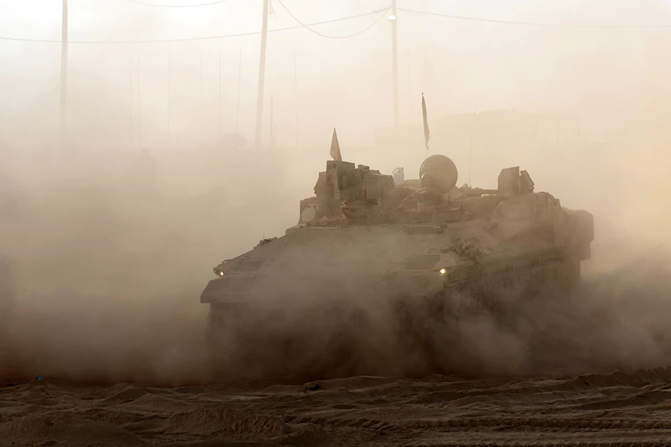 Ein israelischer Panzer rollt durch ein Gebiet an der Grenze zum Gazastreifen