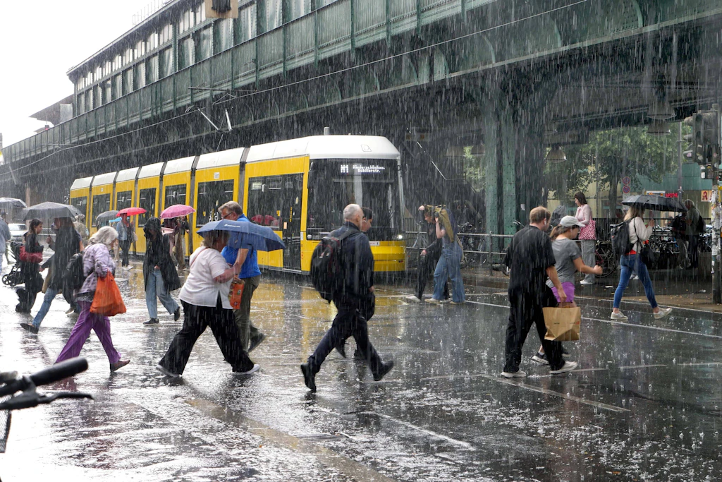 Erneut Starkregen in Berlin erwartet: besseres Wetter erst Ende der Woche