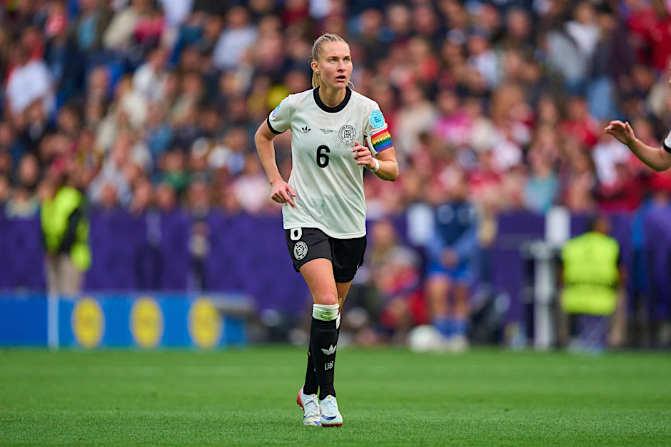 Seit dem verletzungsbedingten Ausfall von Giulia Gwinn führt Janina Minge die DFB-Frauen bei der Europameisterschaft in der Schweiz als Kapitänin aufs Feld.