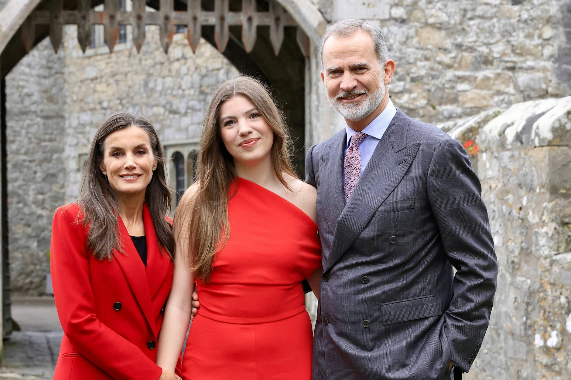 Das spanische Königspaar mit Tochter Sofía, die im Mai in Wales ihr Abitur machte.