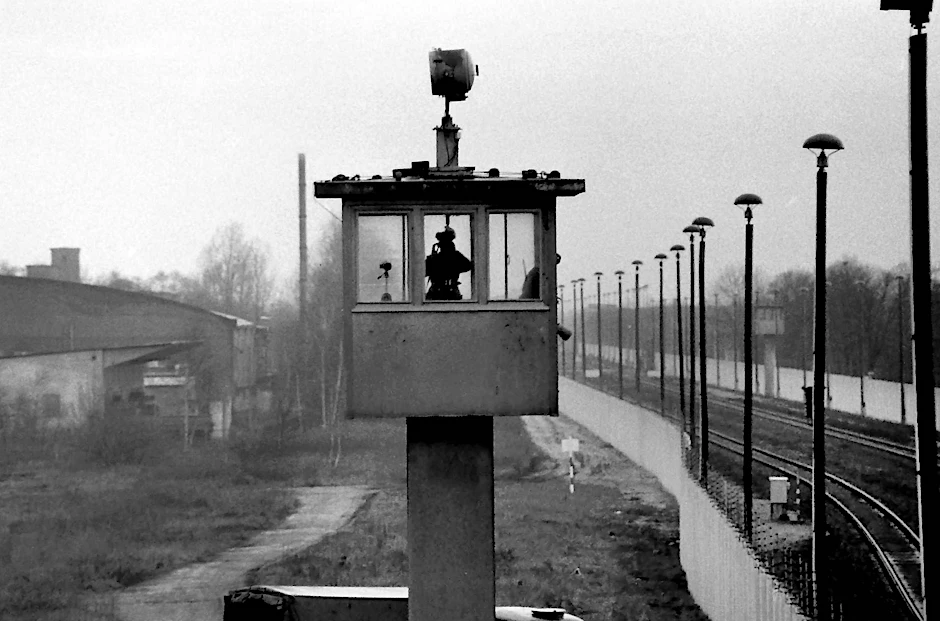 Wachturm der DDR an der Grenzmauer zwischen Berlin Ost und West, 1988