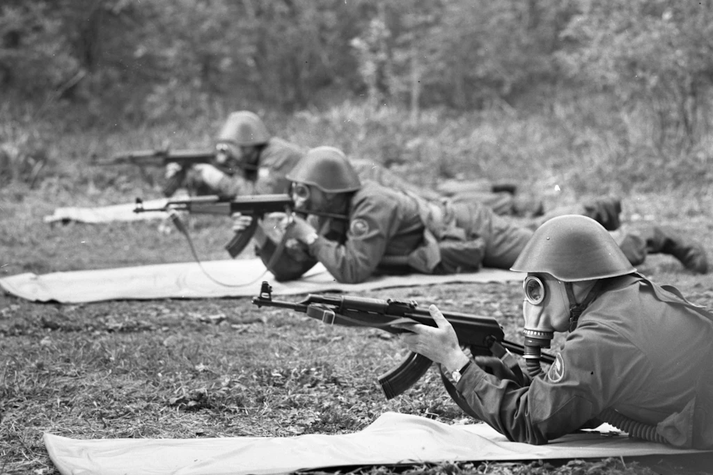 NVA-Soldaten während einer Übung. Die NVA-Dienstvorschriften waren im Wesentlichen auch für die Grenztruppe gültig.