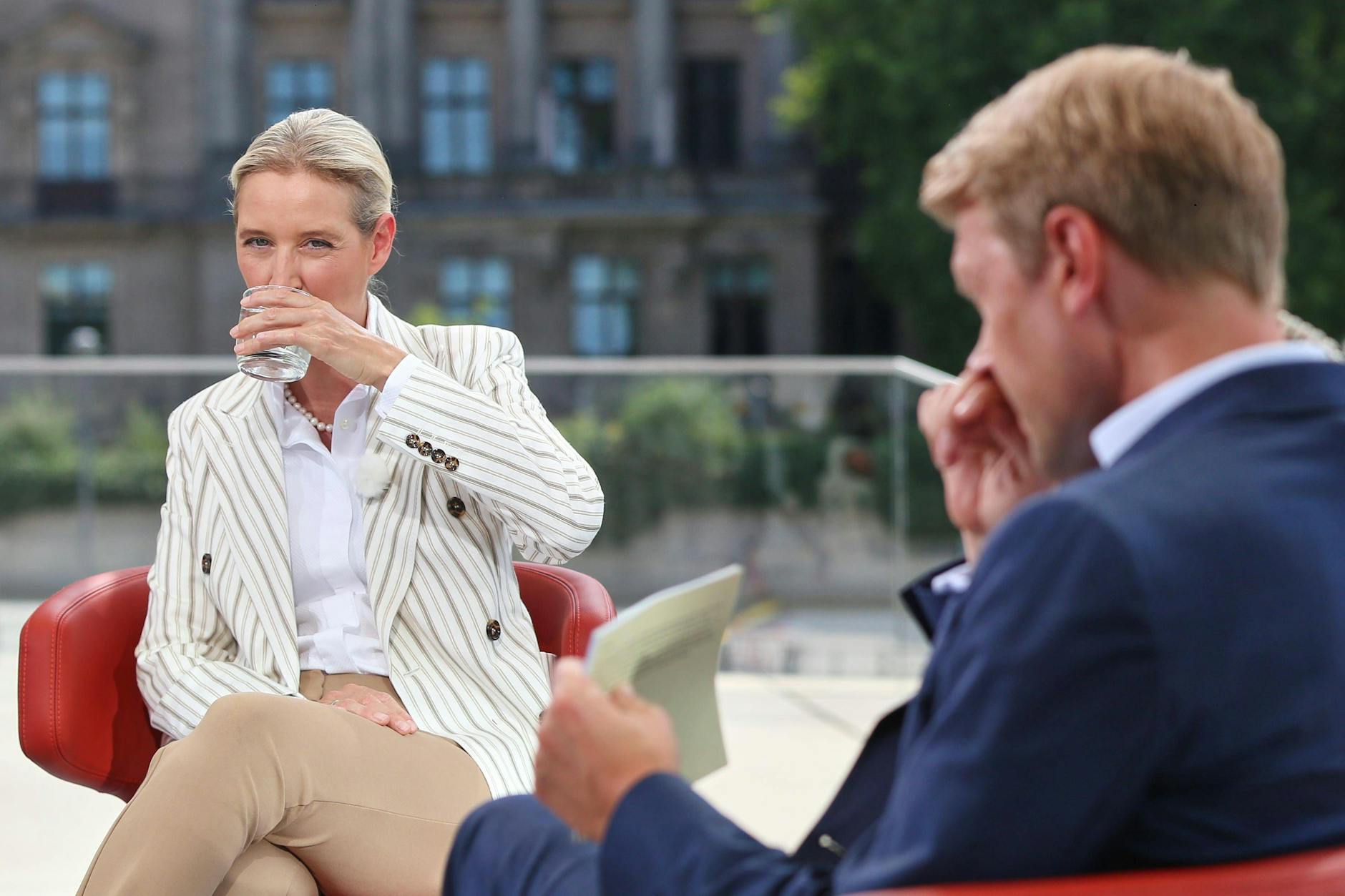 Alice Weidel (AfD) im Gespräch mit Markus Preiß während des Sommerinterviews.