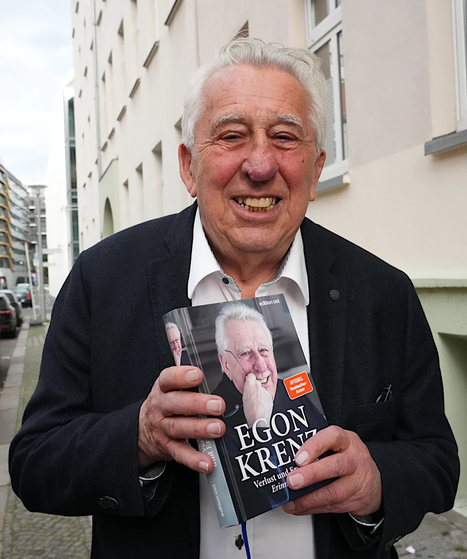 Egon Krenz, letzter SED-Staatsratsvorsitzender der DDR, hält den dritten Teil seiner Autobiografie&nbsp; in der Hand.