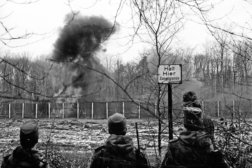 Grenzer sprengen im Jahr 1974 Minen am Todeszaun im Lappwald bei Helmstedt.