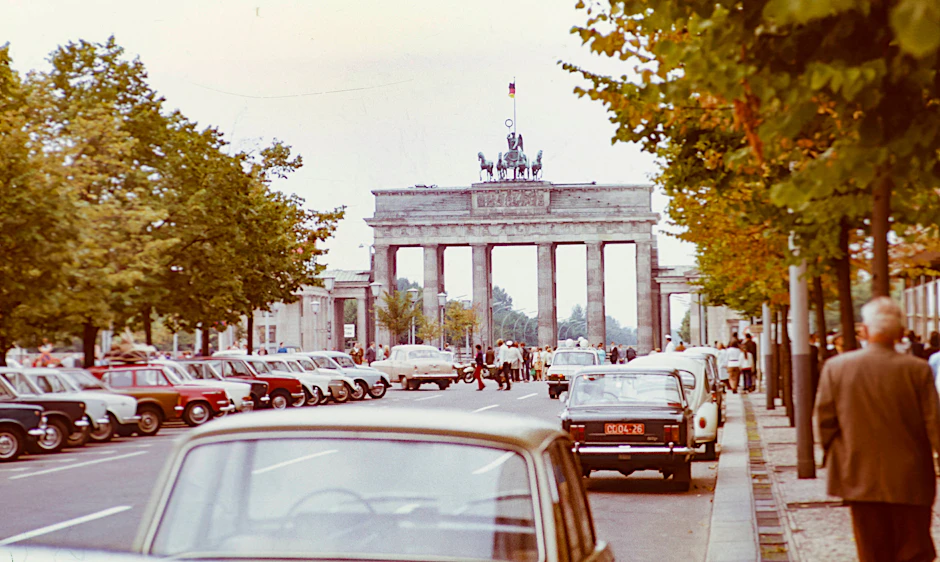 Wo heute nur noch überdimensionierte PKW entlangfahren: Das Brandenburger Tor im Jahr 1971.