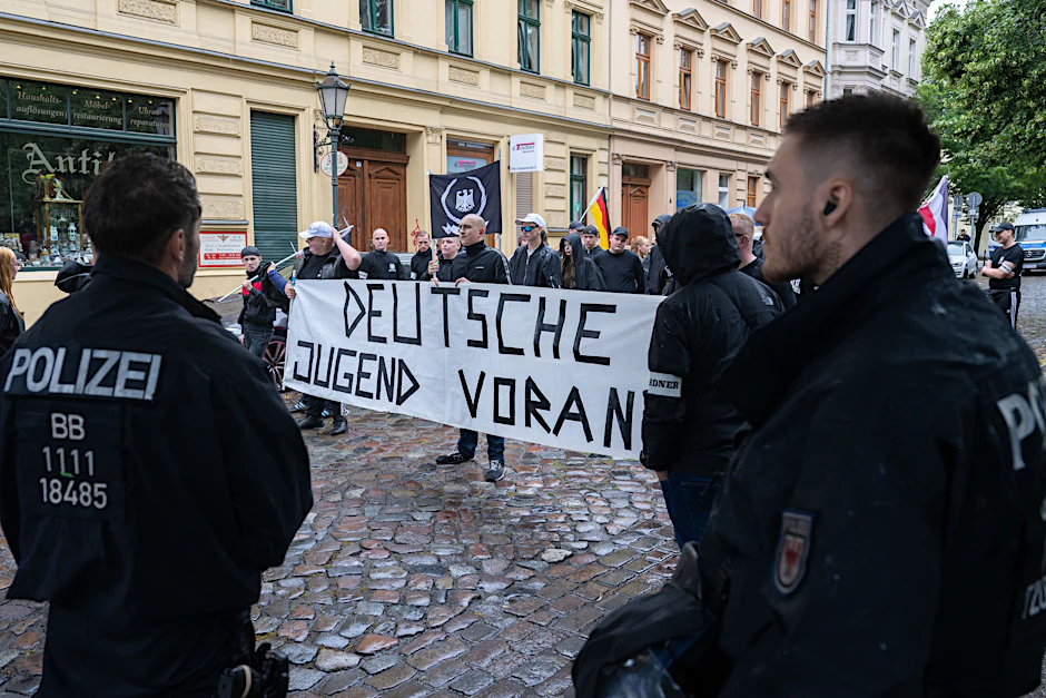 Razzia bei jungen Neonazis in Marzahn: Ermittlungen gegen „Deutsche ...
