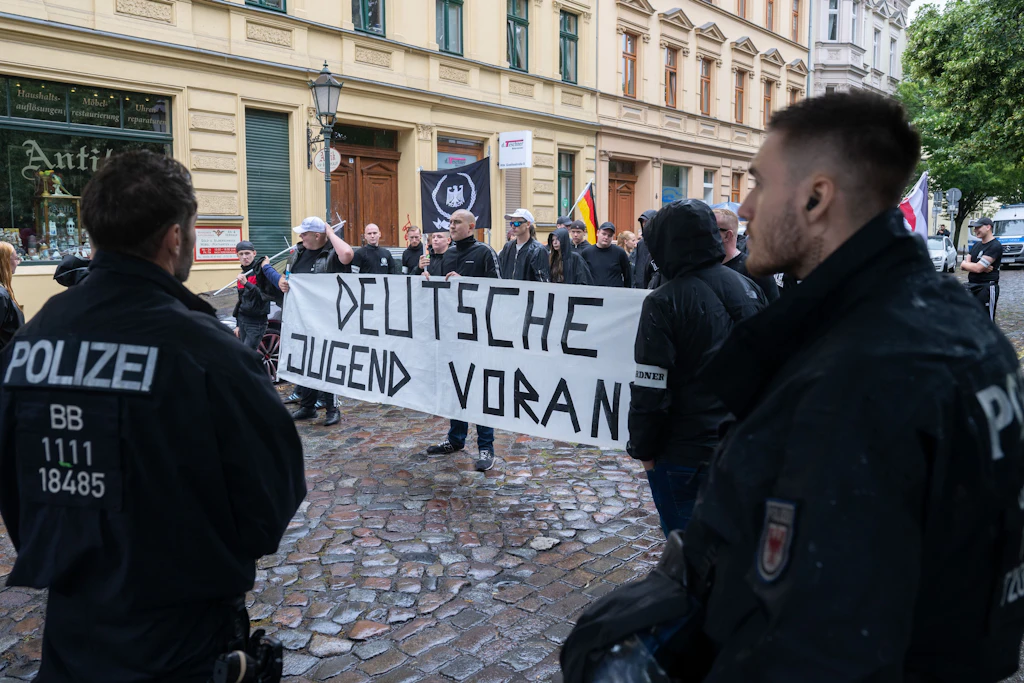 Razzia bei jungen Neonazis in Marzahn: Ermittlungen gegen „Deutsche Jugend Voran“