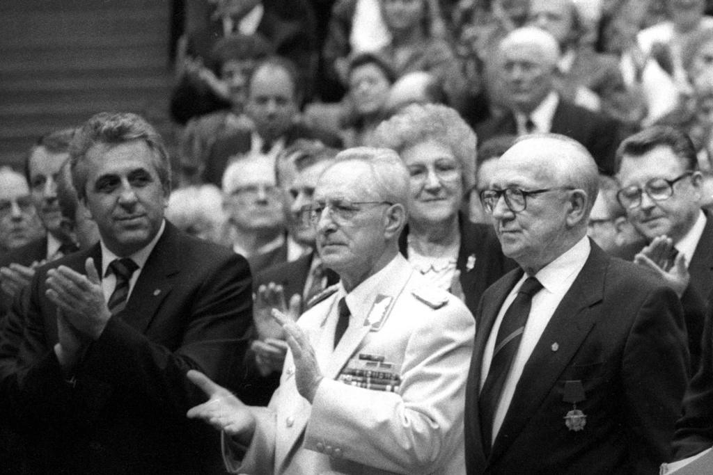 Egon Krenz (Stellvertreter des Vorsitzenden des Staatsrates), NVA-Armeegeneral Heinz Keßler (Minister für Nationale Verteidigung) und Horst Sindermann (Präsident der Volkskammer) im Jahr 1987 (v.l.n.r.)