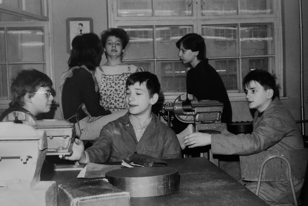 Manch einen mag die Wiedereinführung der Kopfnoten an „Mitarbeit, Fleiß, Ordnung und Betragen“ in der DDR erinnern.
