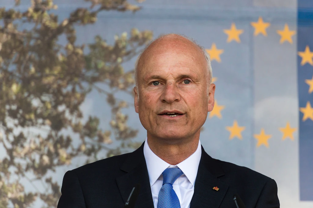 Carl-Ludwig Thiele war tätig im Bargeld-Ressort der Bundesbank und veranstaltete einen internationalen Kongress zum „Krieg gegen das Bargeld“.