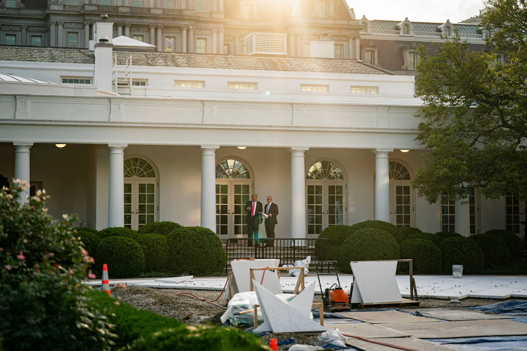 „Schäbig und geschmacklos“: Kritik am Beton-Garten von Donald und Melania Trump