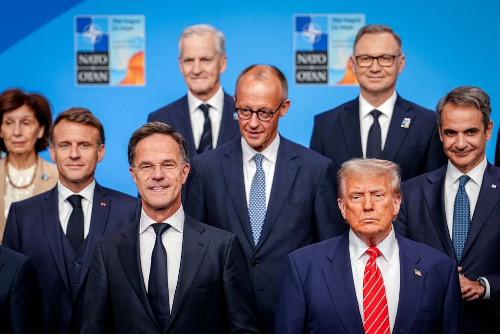 Emmanuel Macron, Mark Rutte, Friedrich Merz, Donald Trump und Kyriakos Mitsotakis, Ministerpräsident von Griechenland, beim Nato-Gipfel (v.l.n.r.)