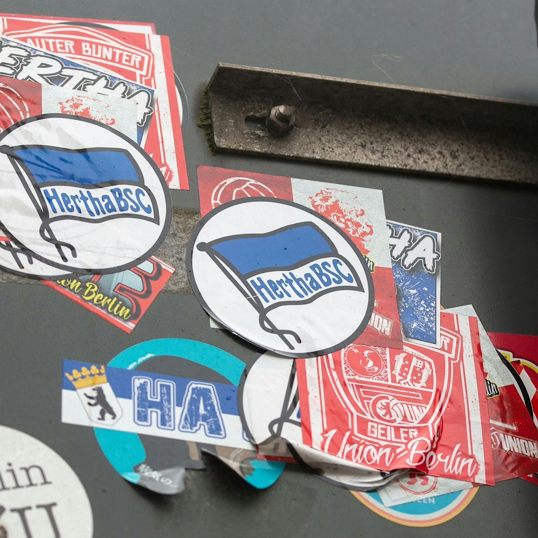 Unioner gegen Herthaner: Was Fußball-Sticker über Berlin verraten