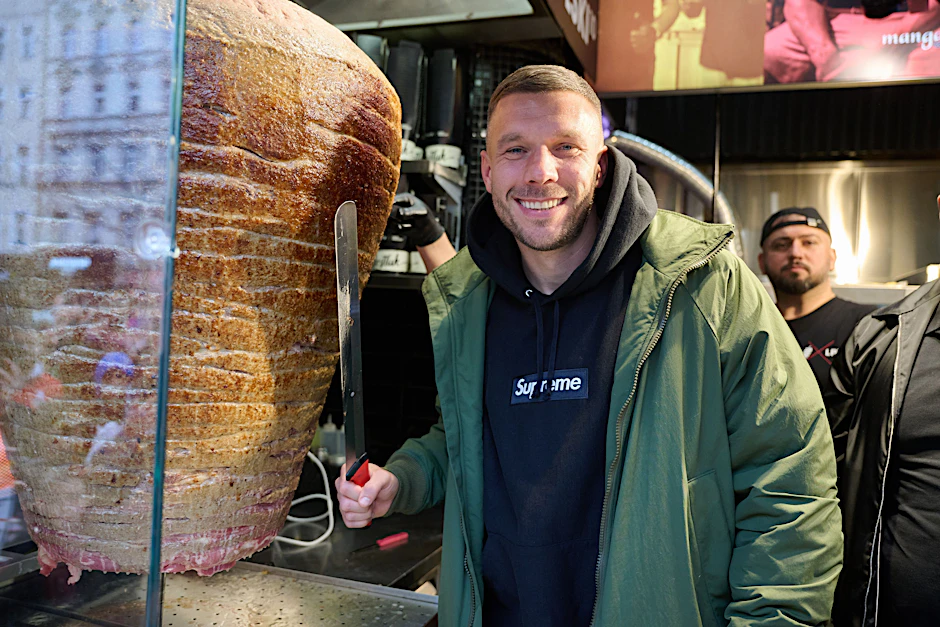 Möchte den Dönerspieß umdrehen: Lukas Podolski plant mit seinem Imbiss weiterhin in Berlin.