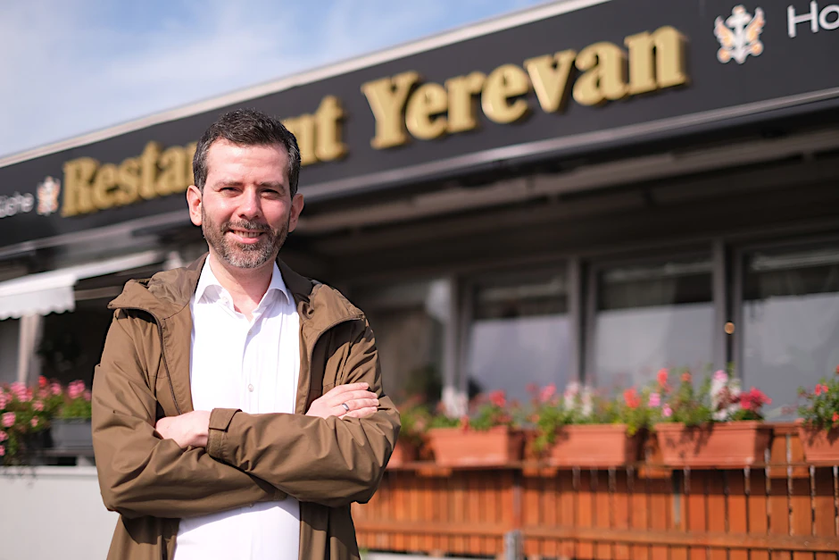 Martin Pätzold (CDU) vor dem Restaurant Yerevan am S-Bahnhof Friedrichsfelde Ost