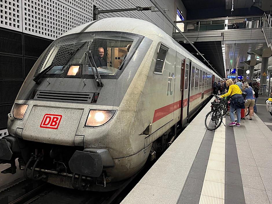 Die letzte Fahrt in den Norden: Der Intercity von Berlin nach Westerland (Sylt) mit durchlaufenden Wagen nach Dagebüll Mole hält am 25. Juli an Gleis 8 im Berliner Hauptbahnhof.