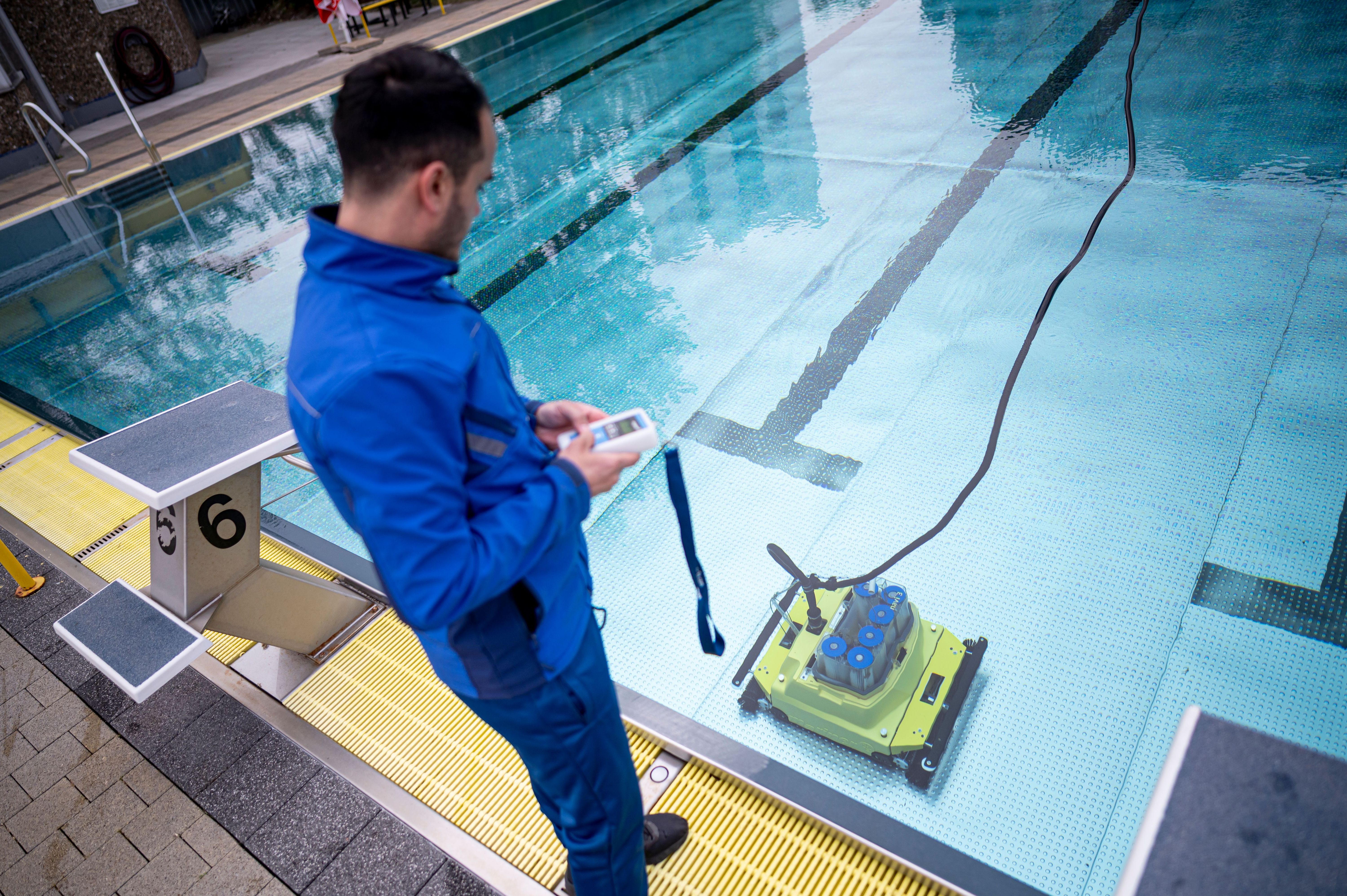 Berliner Sommerbäder im Regen: „Wir können Dienstpläne nicht am Wetter ausrichten“