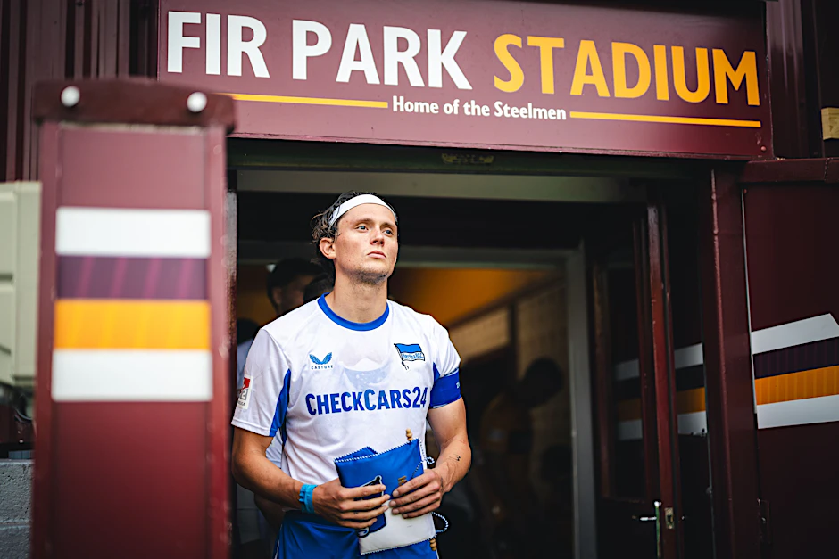 Fabian Reese führte die Mannschaft von Hertha BSC beim Testspiel in Motherwell als Kapitän aufs Feld und wird auch künftig die Kapitänsbinde tragen.