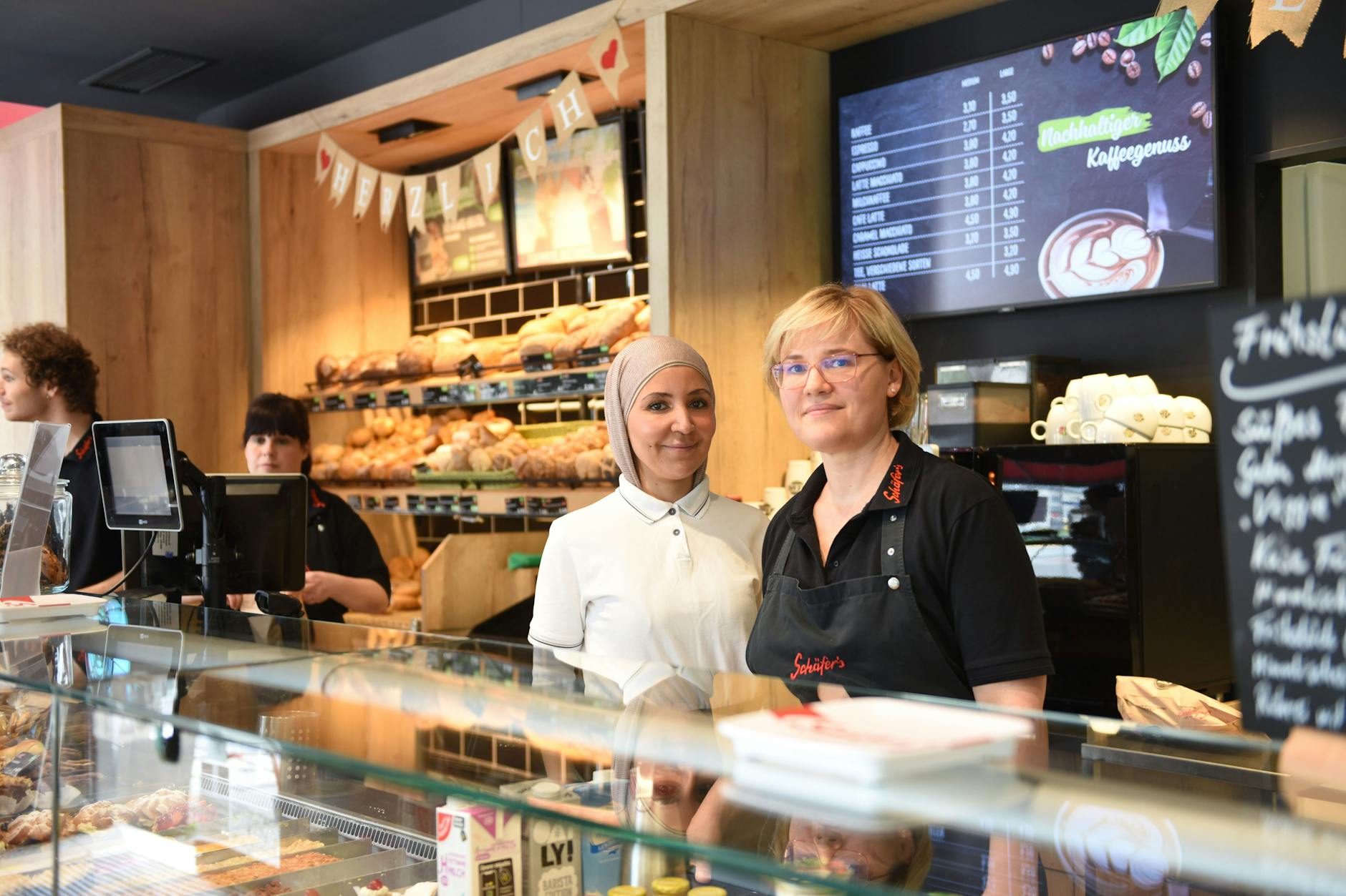 Sie halten zusammen: Filialleiterin Susanne Graner (r.) und ihre Mitarbeiterin Manar Ibraheem in der Bäckerei Schäfer’s an der Breiten Straße