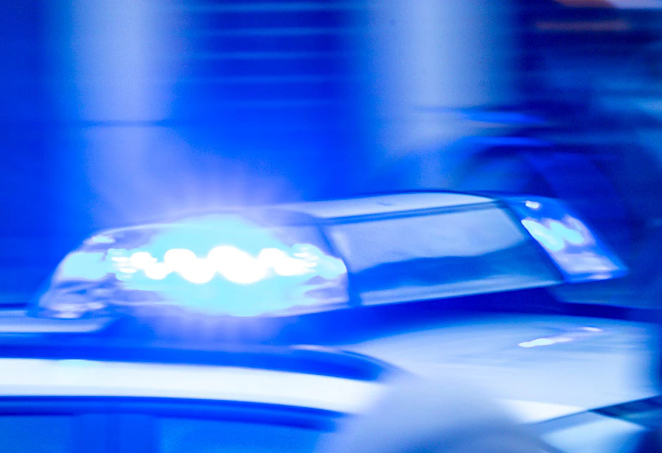 Ein unbekannter Mann hat auf zwei Männer in einer Bar in Lichtenberg eingestochen.