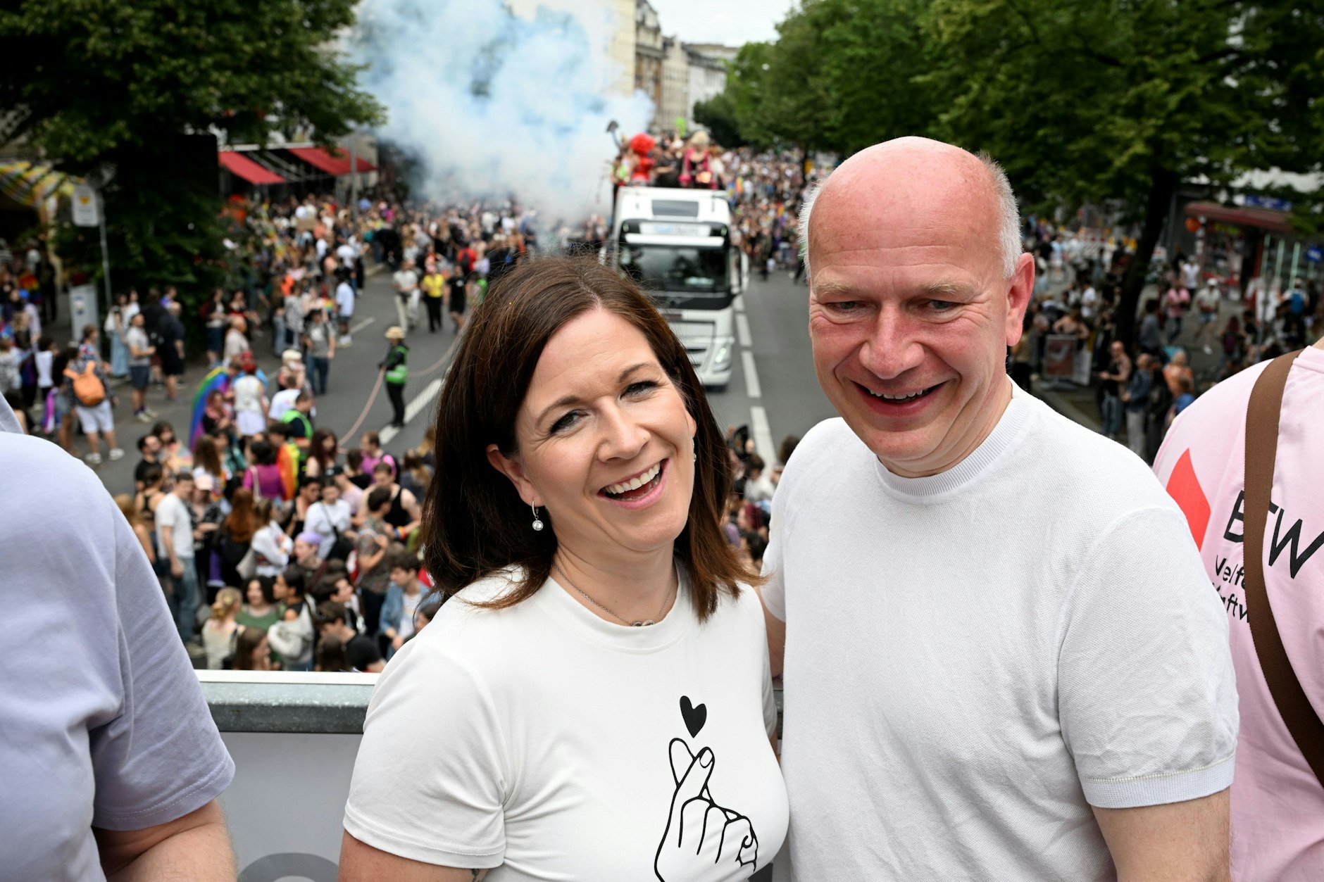 Kai Wegner (CDU), Regierender Bürgermeister von Berlin, und Katharina Günther-Wünsch (CDU), Bildungssenatorin, auf einem Truck beim CSD.