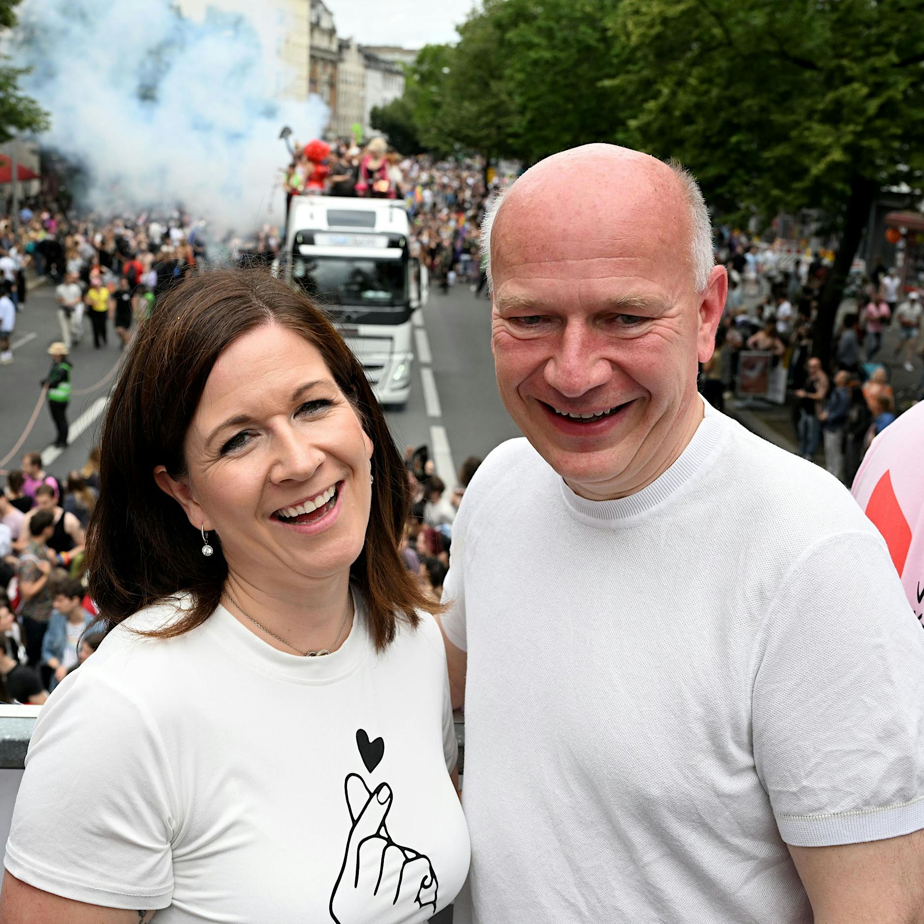 Beim CSD: Kai Wegner und Katharina Günther-Wünsch sind jetzt in der Partnerlook-Phase