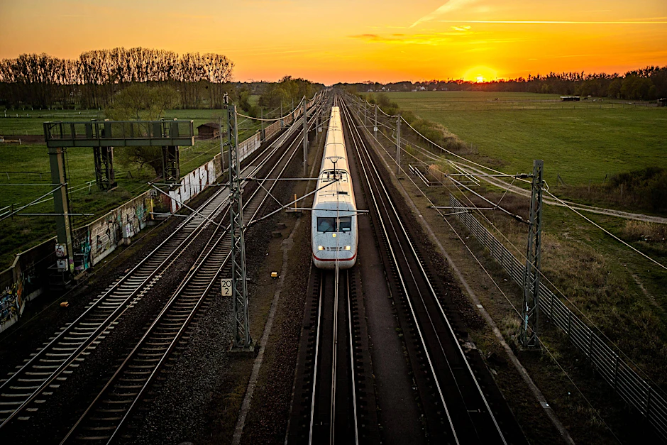 Dämmerung über der Hamburger Bahn: Ab dem Abend des 1. August 2025 fahren auf der kürzesten Verbindung zwischen den beiden größten Städten Deutschlands neun Monate lang keine Züge.