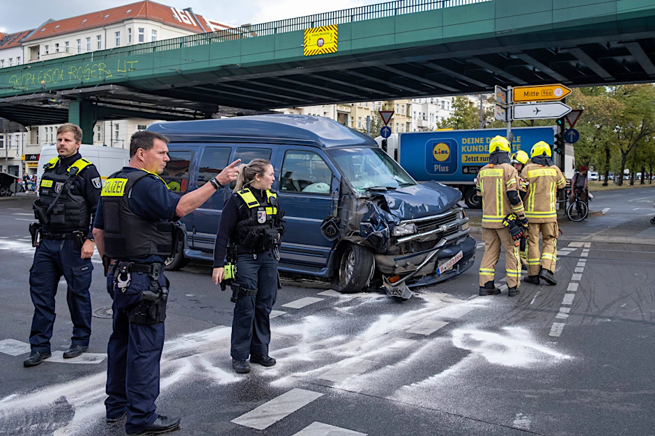 Polizei sichert die Straße nach einem Unfall.