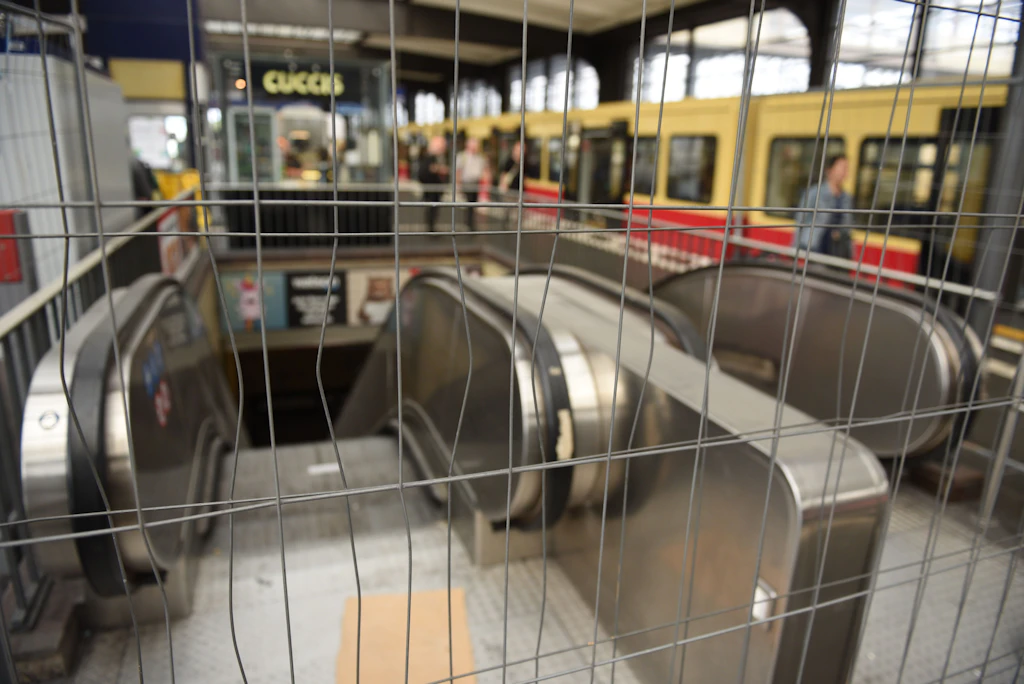Rolltreppen in Berlin ständig kaputt: Chaoten sabotieren am Zoo und am Bundesplatz